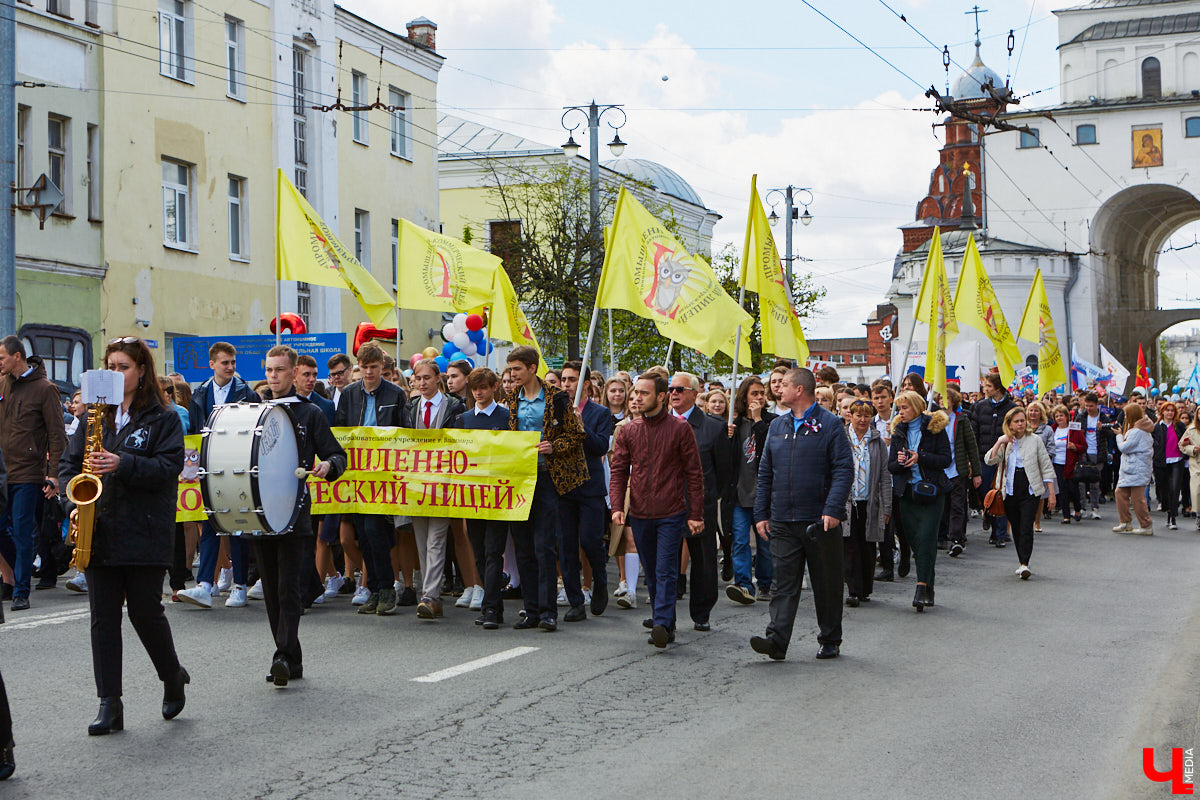 18 мая впервые за два последних «ковидных» года, когда массовые мероприятия были запрещены, во Владимире прошел общий «Последний звонок» для всех 11-классников города. Как это было? Смотрите и читайте в фоторепортаже «Ключ-Медиа».
