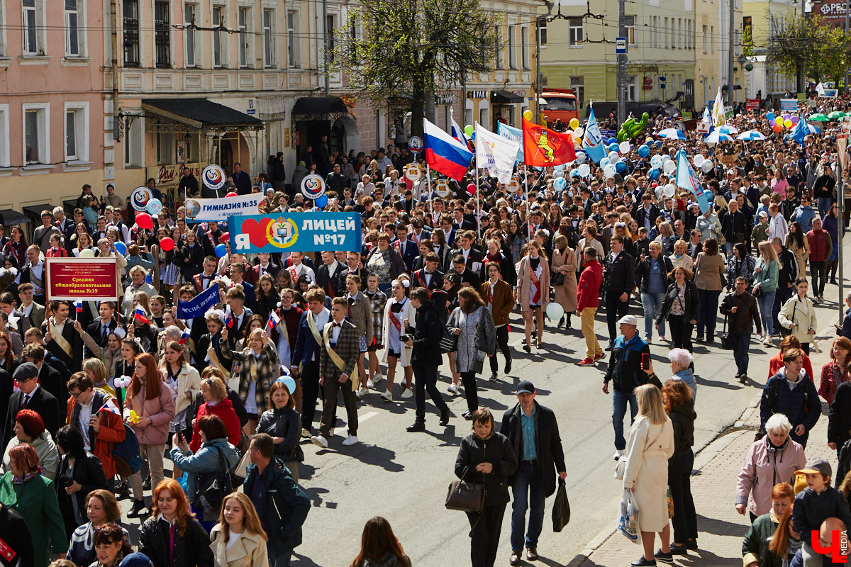 18 мая впервые за два последних «ковидных» года, когда массовые мероприятия были запрещены, во Владимире прошел общий «Последний звонок» для всех 11-классников города. Как это было? Смотрите и читайте в фоторепортаже «Ключ-Медиа».