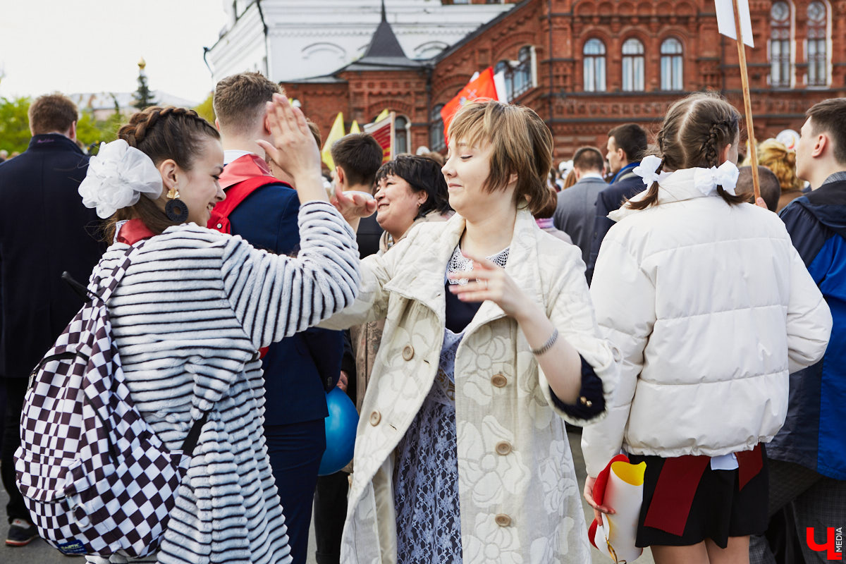 18 мая впервые за два последних «ковидных» года, когда массовые мероприятия были запрещены, во Владимире прошел общий «Последний звонок» для всех 11-классников города. Как это было? Смотрите и читайте в фоторепортаже «Ключ-Медиа».