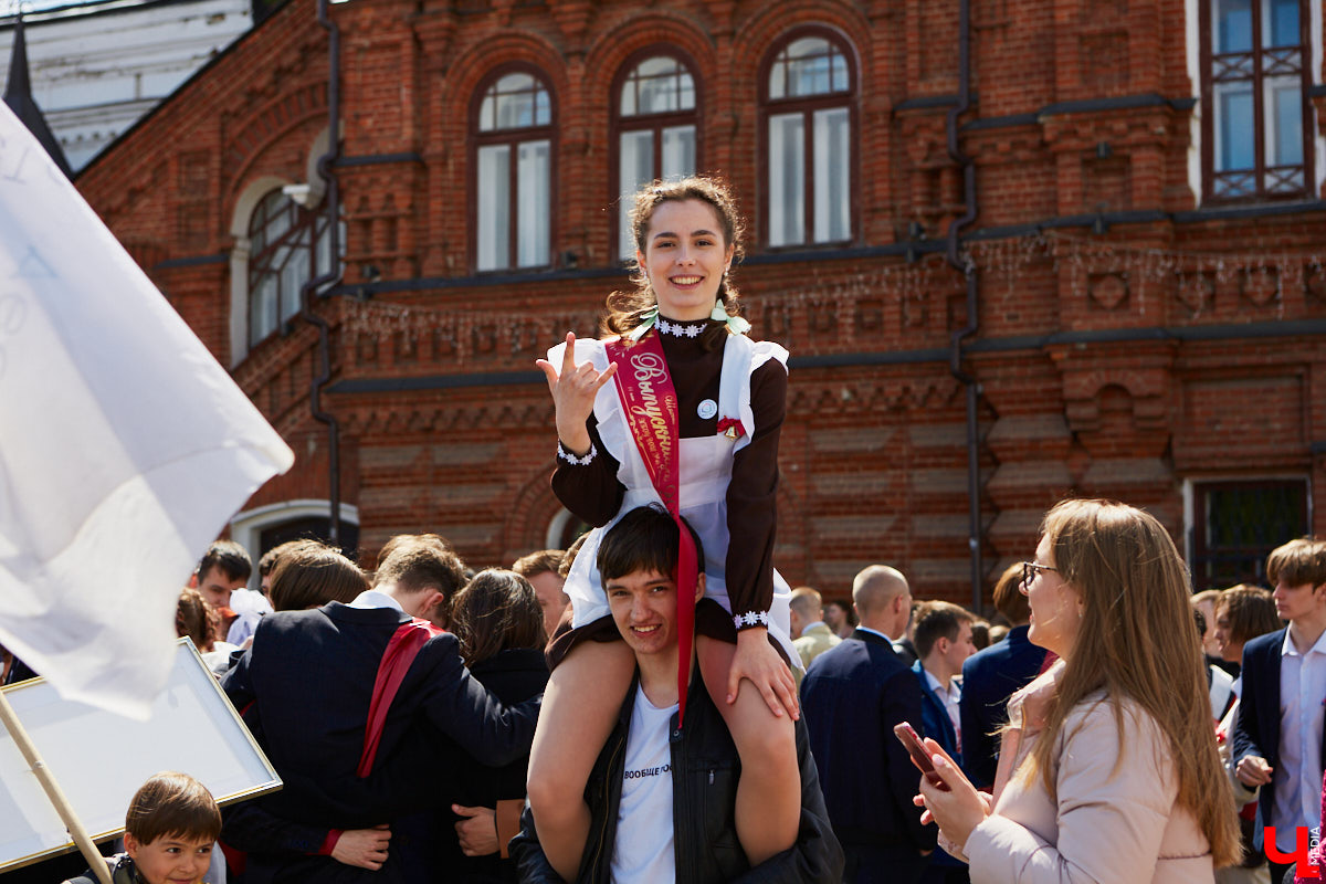 18 мая впервые за два последних «ковидных» года, когда массовые мероприятия были запрещены, во Владимире прошел общий «Последний звонок» для всех 11-классников города. Как это было? Смотрите и читайте в фоторепортаже «Ключ-Медиа».