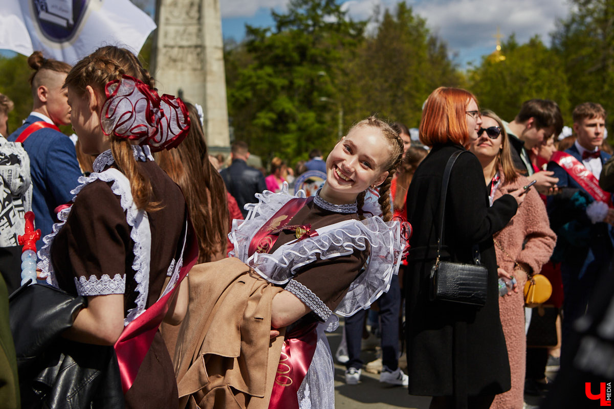 18 мая впервые за два последних «ковидных» года, когда массовые мероприятия были запрещены, во Владимире прошел общий «Последний звонок» для всех 11-классников города. Как это было? Смотрите и читайте в фоторепортаже «Ключ-Медиа».
