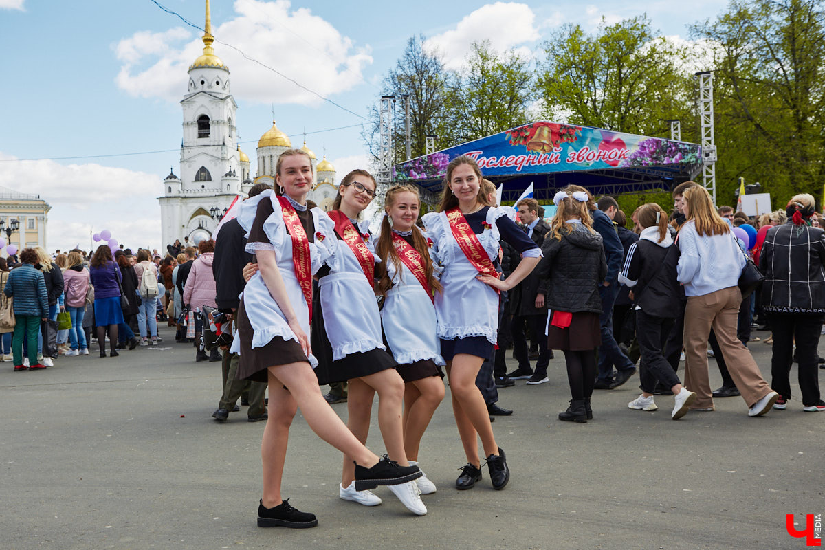 18 мая впервые за два последних «ковидных» года, когда массовые мероприятия были запрещены, во Владимире прошел общий «Последний звонок» для всех 11-классников города. Как это было? Смотрите и читайте в фоторепортаже «Ключ-Медиа».