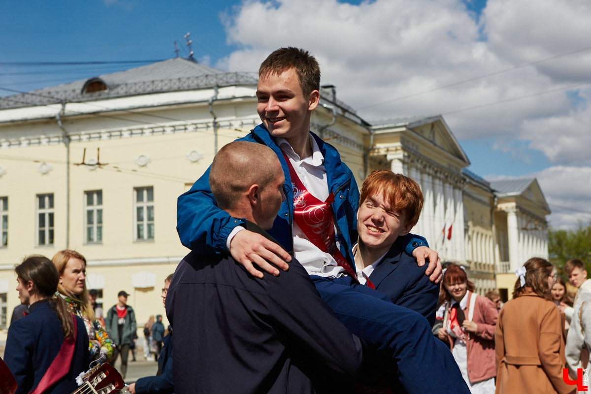 18 мая впервые за два последних «ковидных» года, когда массовые мероприятия были запрещены, во Владимире прошел общий «Последний звонок» для всех 11-классников города. Как это было? Смотрите и читайте в фоторепортаже «Ключ-Медиа».