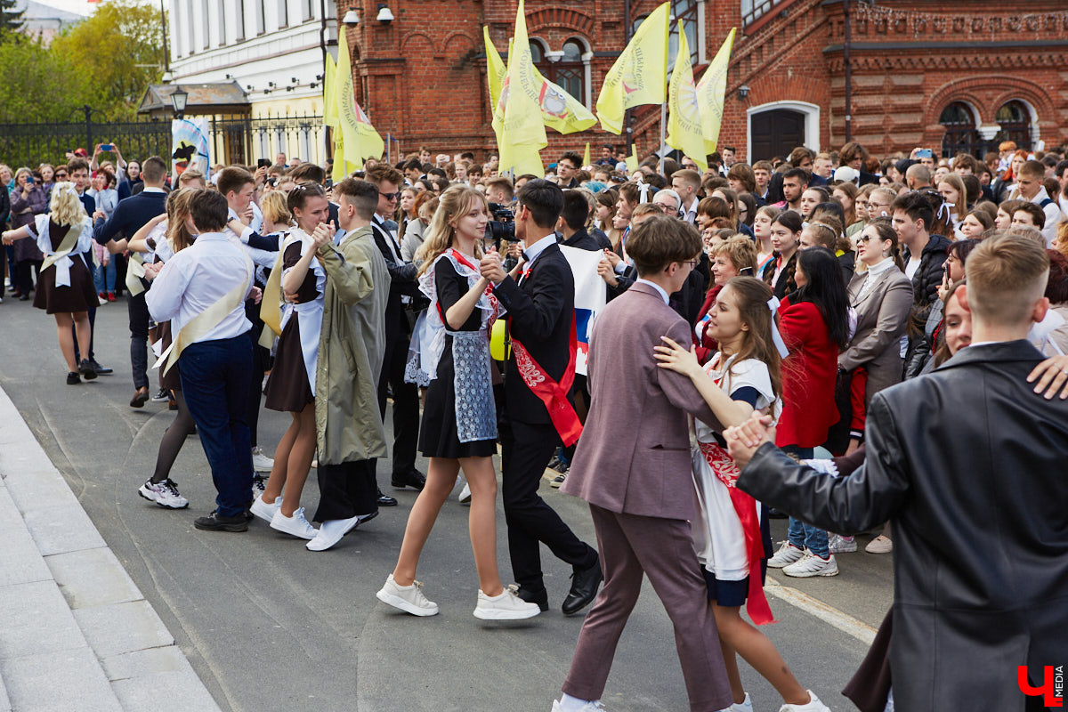 18 мая впервые за два последних «ковидных» года, когда массовые мероприятия были запрещены, во Владимире прошел общий «Последний звонок» для всех 11-классников города. Как это было? Смотрите и читайте в фоторепортаже «Ключ-Медиа».