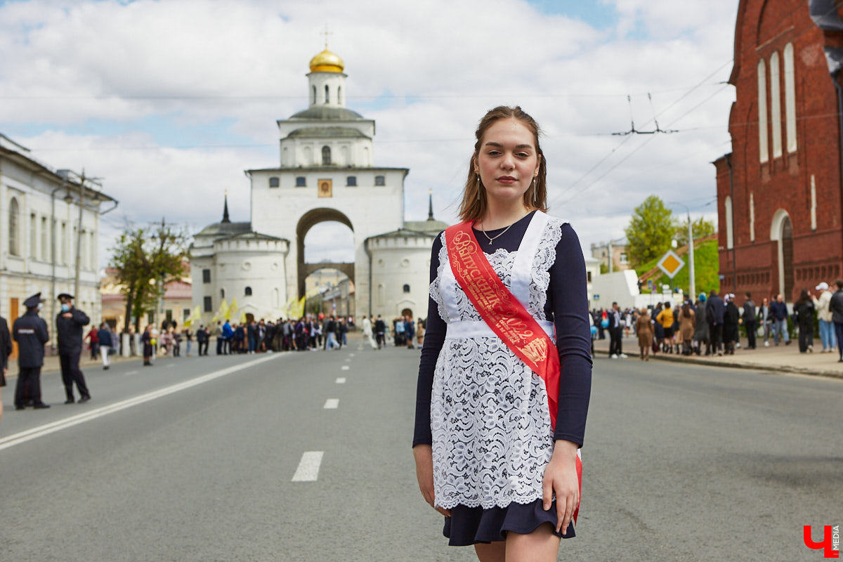 18 мая впервые за два последних «ковидных» года, когда массовые мероприятия были запрещены, во Владимире прошел общий «Последний звонок» для всех 11-классников города. Как это было? Смотрите и читайте в фоторепортаже «Ключ-Медиа».