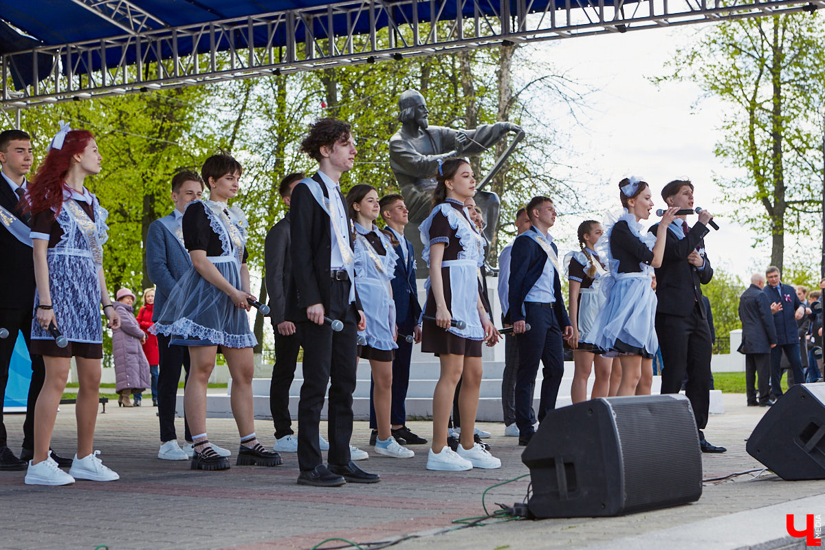 18 мая впервые за два последних «ковидных» года, когда массовые мероприятия были запрещены, во Владимире прошел общий «Последний звонок» для всех 11-классников города. Как это было? Смотрите и читайте в фоторепортаже «Ключ-Медиа».
