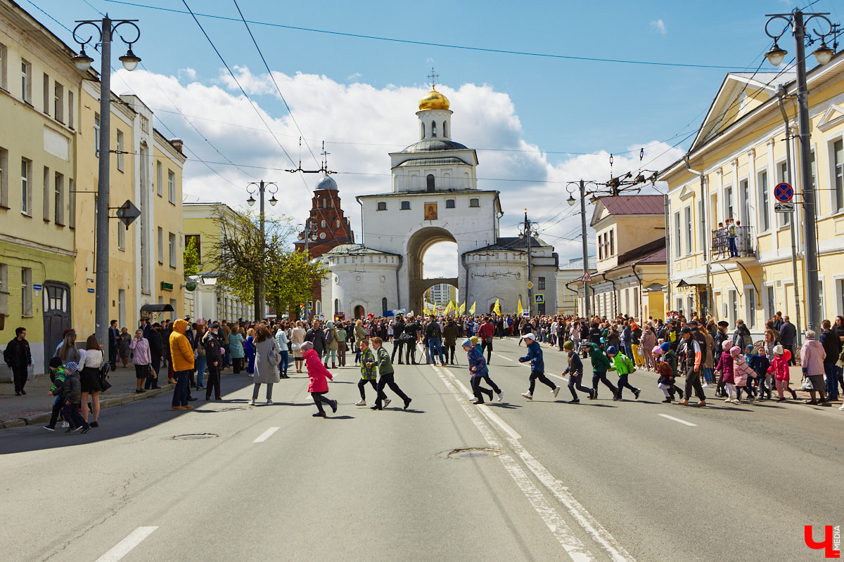 18 мая впервые за два последних «ковидных» года, когда массовые мероприятия были запрещены, во Владимире прошел общий «Последний звонок» для всех 11-классников города. Как это было? Смотрите и читайте в фоторепортаже «Ключ-Медиа».
