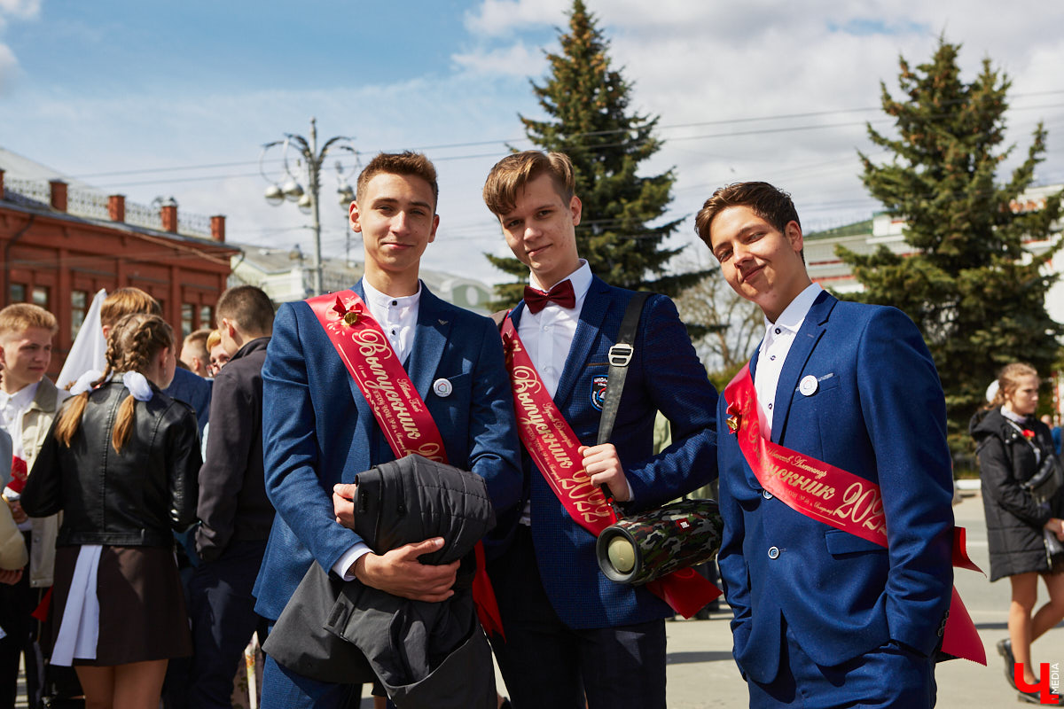 18 мая впервые за два последних «ковидных» года, когда массовые мероприятия были запрещены, во Владимире прошел общий «Последний звонок» для всех 11-классников города. Как это было? Смотрите и читайте в фоторепортаже «Ключ-Медиа».