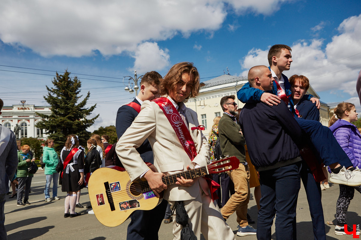 18 мая впервые за два последних «ковидных» года, когда массовые мероприятия были запрещены, во Владимире прошел общий «Последний звонок» для всех 11-классников города. Как это было? Смотрите и читайте в фоторепортаже «Ключ-Медиа».