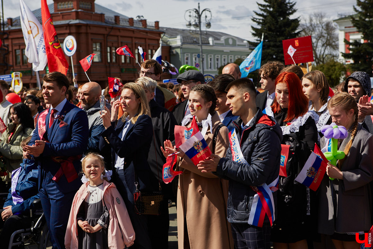 18 мая впервые за два последних «ковидных» года, когда массовые мероприятия были запрещены, во Владимире прошел общий «Последний звонок» для всех 11-классников города. Как это было? Смотрите и читайте в фоторепортаже «Ключ-Медиа».