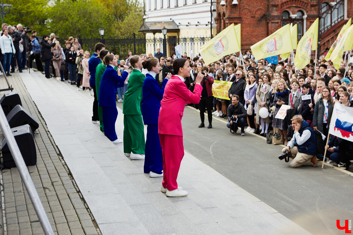 18 мая впервые за два последних «ковидных» года, когда массовые мероприятия были запрещены, во Владимире прошел общий «Последний звонок» для всех 11-классников города. Как это было? Смотрите и читайте в фоторепортаже «Ключ-Медиа».