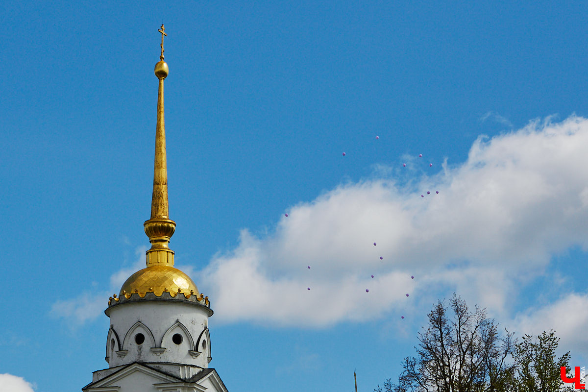 18 мая впервые за два последних «ковидных» года, когда массовые мероприятия были запрещены, во Владимире прошел общий «Последний звонок» для всех 11-классников города. Как это было? Смотрите и читайте в фоторепортаже «Ключ-Медиа».