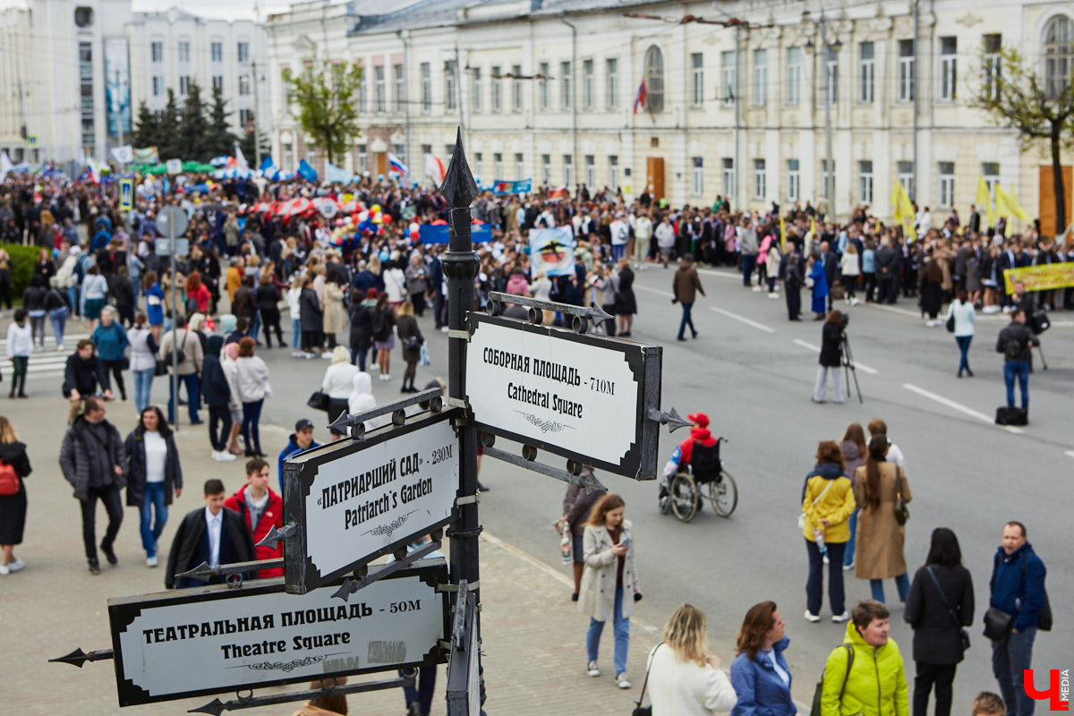 18 мая впервые за два последних «ковидных» года, когда массовые мероприятия были запрещены, во Владимире прошел общий «Последний звонок» для всех 11-классников города. Как это было? Смотрите и читайте в фоторепортаже «Ключ-Медиа».