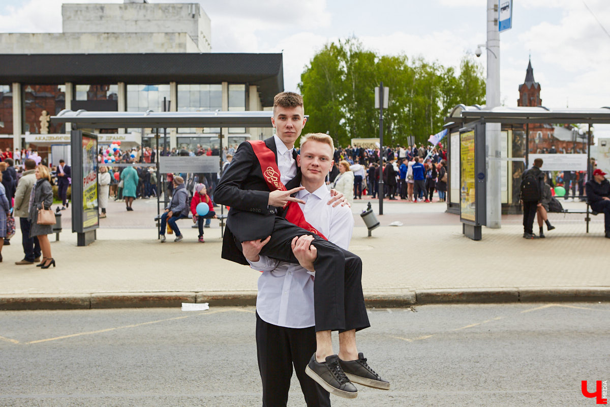 18 мая впервые за два последних «ковидных» года, когда массовые мероприятия были запрещены, во Владимире прошел общий «Последний звонок» для всех 11-классников города. Как это было? Смотрите и читайте в фоторепортаже «Ключ-Медиа».