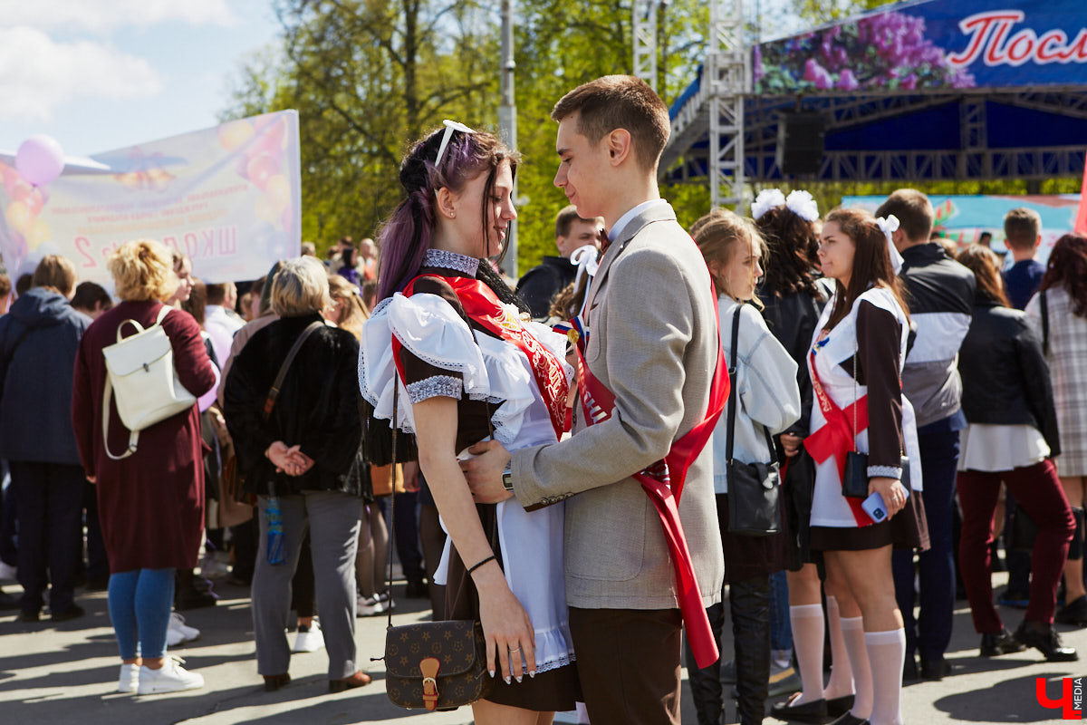 18 мая впервые за два последних «ковидных» года, когда массовые мероприятия были запрещены, во Владимире прошел общий «Последний звонок» для всех 11-классников города. Как это было? Смотрите и читайте в фоторепортаже «Ключ-Медиа».