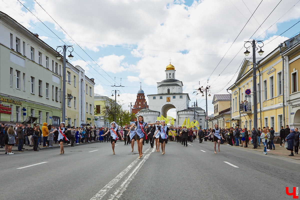 18 мая впервые за два последних «ковидных» года, когда массовые мероприятия были запрещены, во Владимире прошел общий «Последний звонок» для всех 11-классников города. Как это было? Смотрите и читайте в фоторепортаже «Ключ-Медиа».