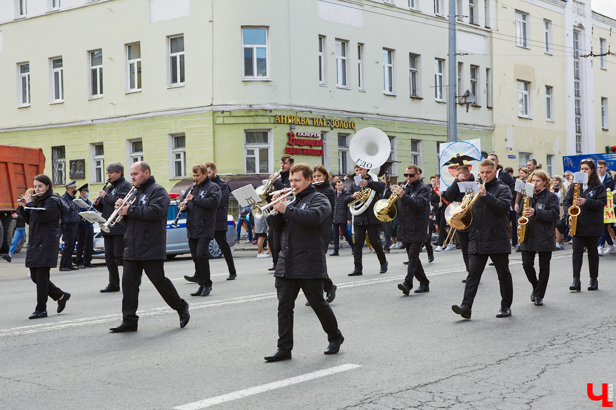 18 мая впервые за два последних «ковидных» года, когда массовые мероприятия были запрещены, во Владимире прошел общий «Последний звонок» для всех 11-классников города. Как это было? Смотрите и читайте в фоторепортаже «Ключ-Медиа».