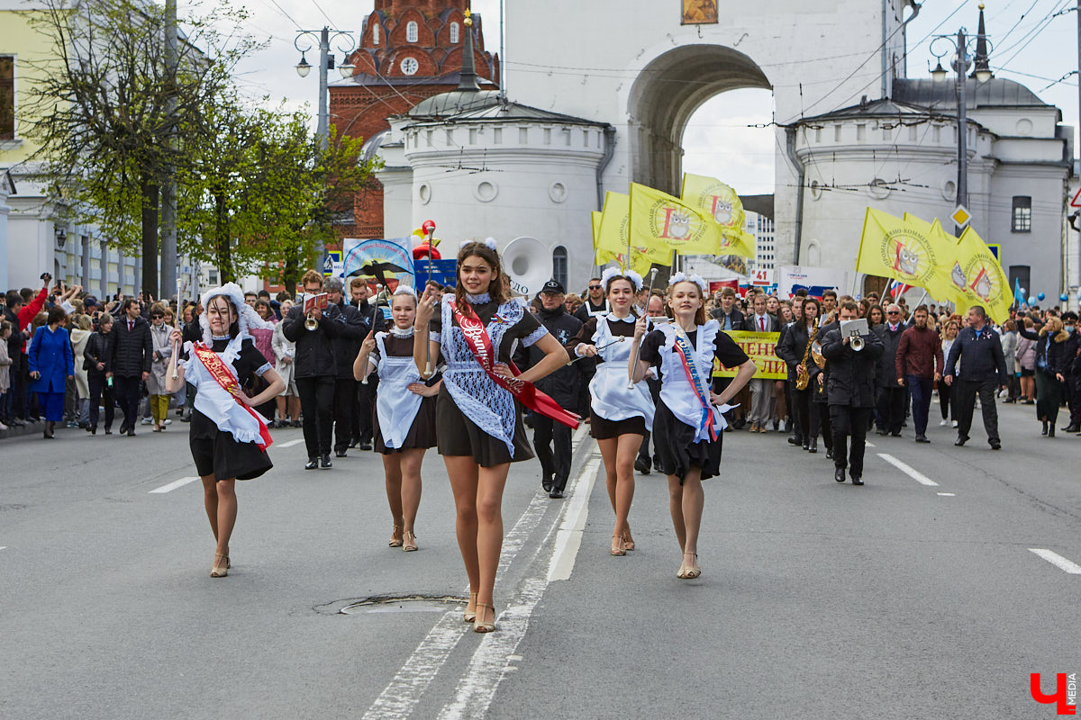 18 мая впервые за два последних «ковидных» года, когда массовые мероприятия были запрещены, во Владимире прошел общий «Последний звонок» для всех 11-классников города. Как это было? Смотрите и читайте в фоторепортаже «Ключ-Медиа».