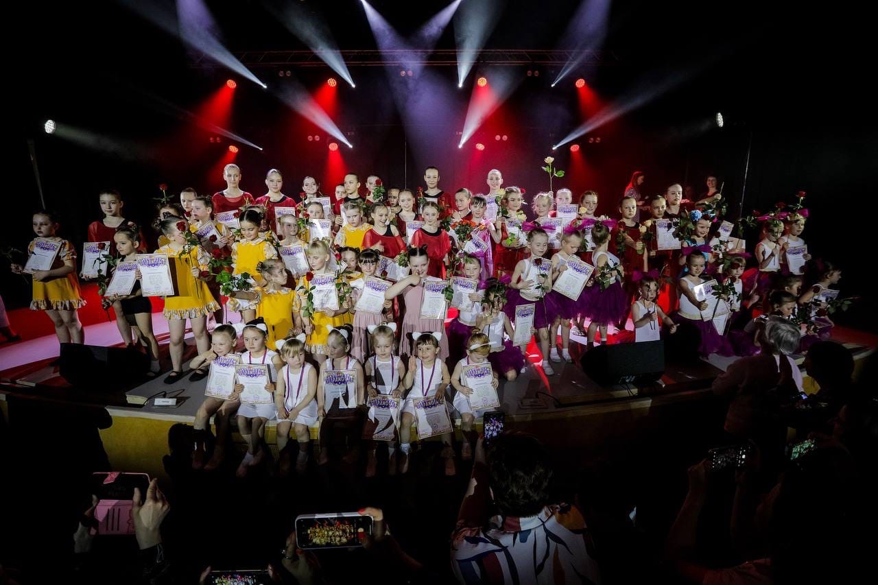 За год существования школы эстрадного танца «ВСПЛЕСК» более 60 учеников от 3 до 15 лет прошли освоение «классики» у станка, задвигались под ритмы популярной музыки, отметились на профессиональных конкурсах и устроили грандиозное отчетное шоу «Мир открытий». Почему эстрада нужна городу? Обсуждаем с руководителем проекта Варварой Катковой.