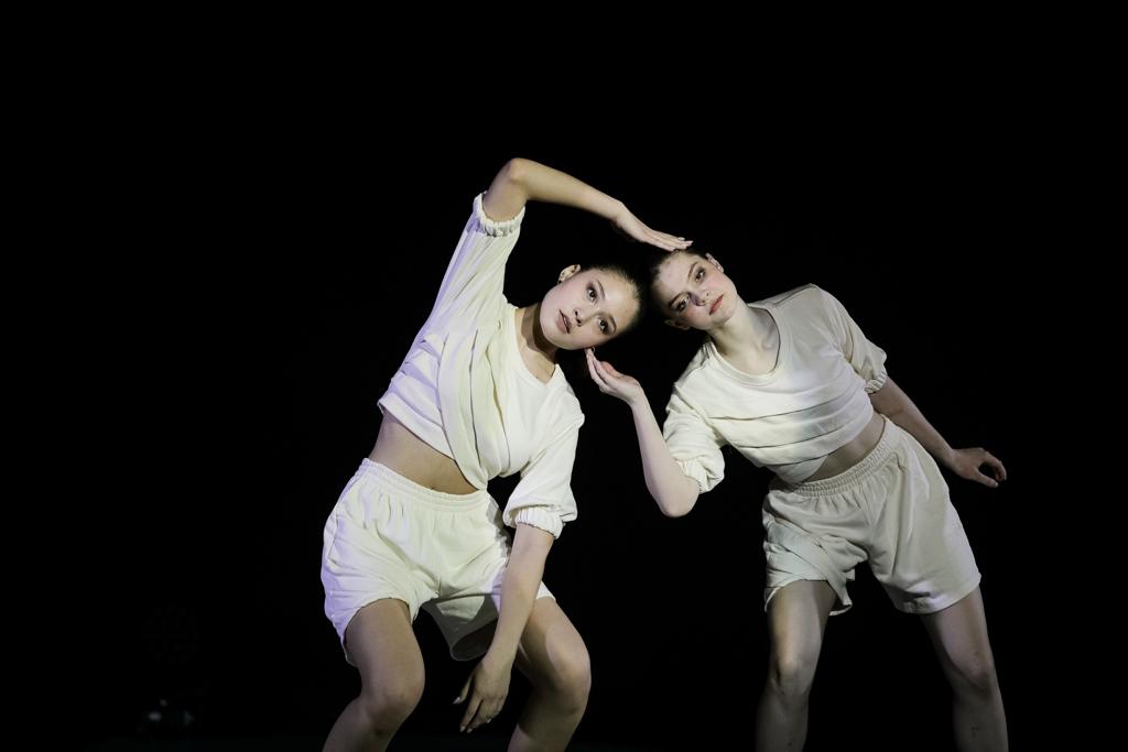 За год существования школы эстрадного танца «ВСПЛЕСК» более 60 учеников от 3 до 15 лет прошли освоение «классики» у станка, задвигались под ритмы популярной музыки, отметились на профессиональных конкурсах и устроили грандиозное отчетное шоу «Мир открытий». Почему эстрада нужна городу? Обсуждаем с руководителем проекта Варварой Катковой.