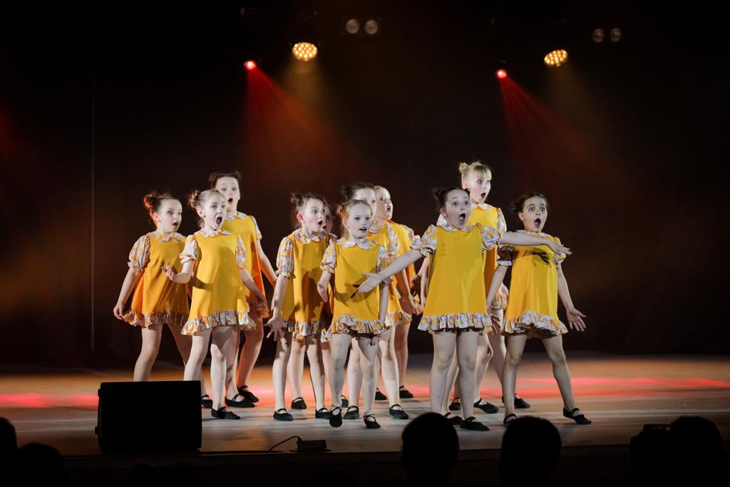 За год существования школы эстрадного танца «ВСПЛЕСК» более 60 учеников от 3 до 15 лет прошли освоение «классики» у станка, задвигались под ритмы популярной музыки, отметились на профессиональных конкурсах и устроили грандиозное отчетное шоу «Мир открытий». Почему эстрада нужна городу? Обсуждаем с руководителем проекта Варварой Катковой.