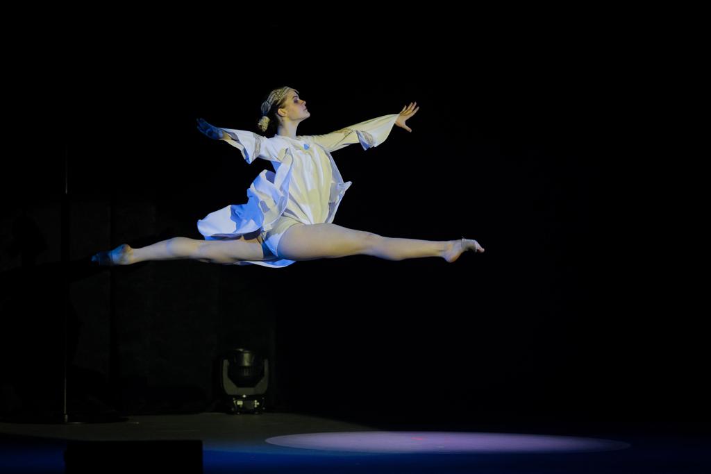 За год существования школы эстрадного танца «ВСПЛЕСК» более 60 учеников от 3 до 15 лет прошли освоение «классики» у станка, задвигались под ритмы популярной музыки, отметились на профессиональных конкурсах и устроили грандиозное отчетное шоу «Мир открытий». Почему эстрада нужна городу? Обсуждаем с руководителем проекта Варварой Катковой.