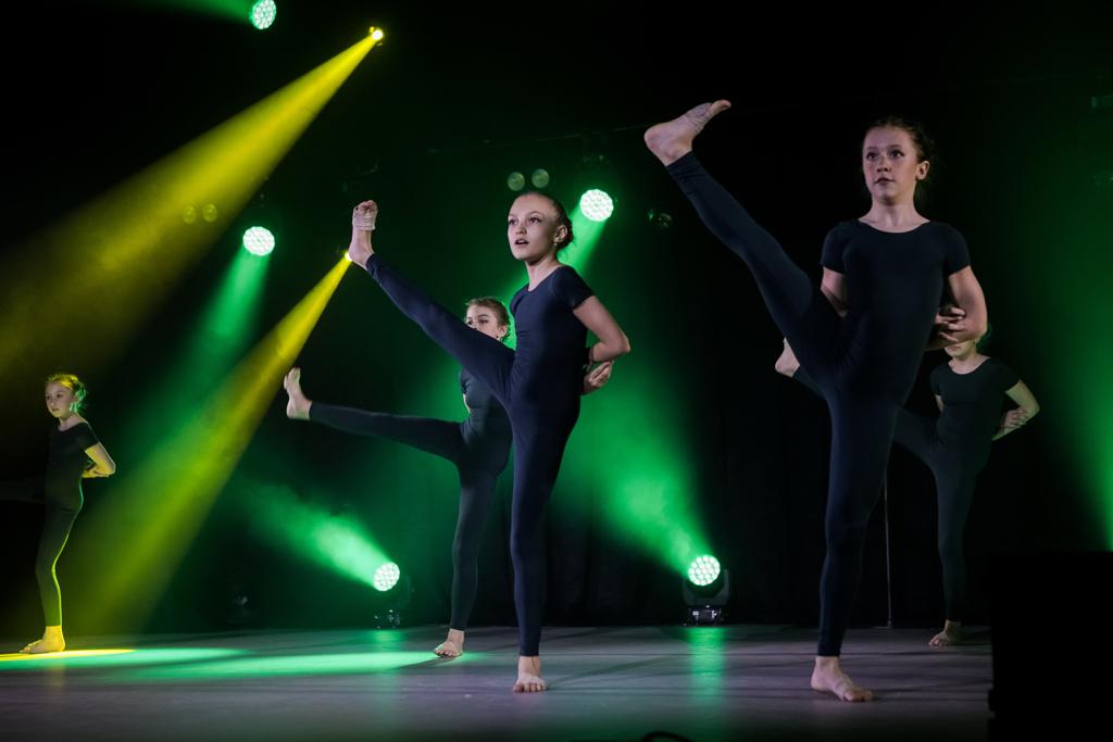 За год существования школы эстрадного танца «ВСПЛЕСК» более 60 учеников от 3 до 15 лет прошли освоение «классики» у станка, задвигались под ритмы популярной музыки, отметились на профессиональных конкурсах и устроили грандиозное отчетное шоу «Мир открытий». Почему эстрада нужна городу? Обсуждаем с руководителем проекта Варварой Катковой.