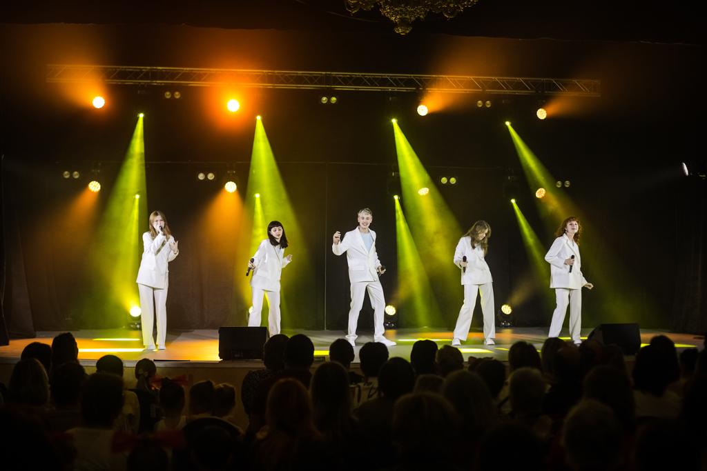 За год существования школы эстрадного танца «ВСПЛЕСК» более 60 учеников от 3 до 15 лет прошли освоение «классики» у станка, задвигались под ритмы популярной музыки, отметились на профессиональных конкурсах и устроили грандиозное отчетное шоу «Мир открытий». Почему эстрада нужна городу? Обсуждаем с руководителем проекта Варварой Катковой.