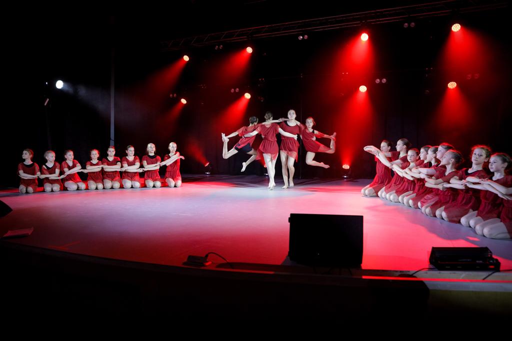 За год существования школы эстрадного танца «ВСПЛЕСК» более 60 учеников от 3 до 15 лет прошли освоение «классики» у станка, задвигались под ритмы популярной музыки, отметились на профессиональных конкурсах и устроили грандиозное отчетное шоу «Мир открытий». Почему эстрада нужна городу? Обсуждаем с руководителем проекта Варварой Катковой.