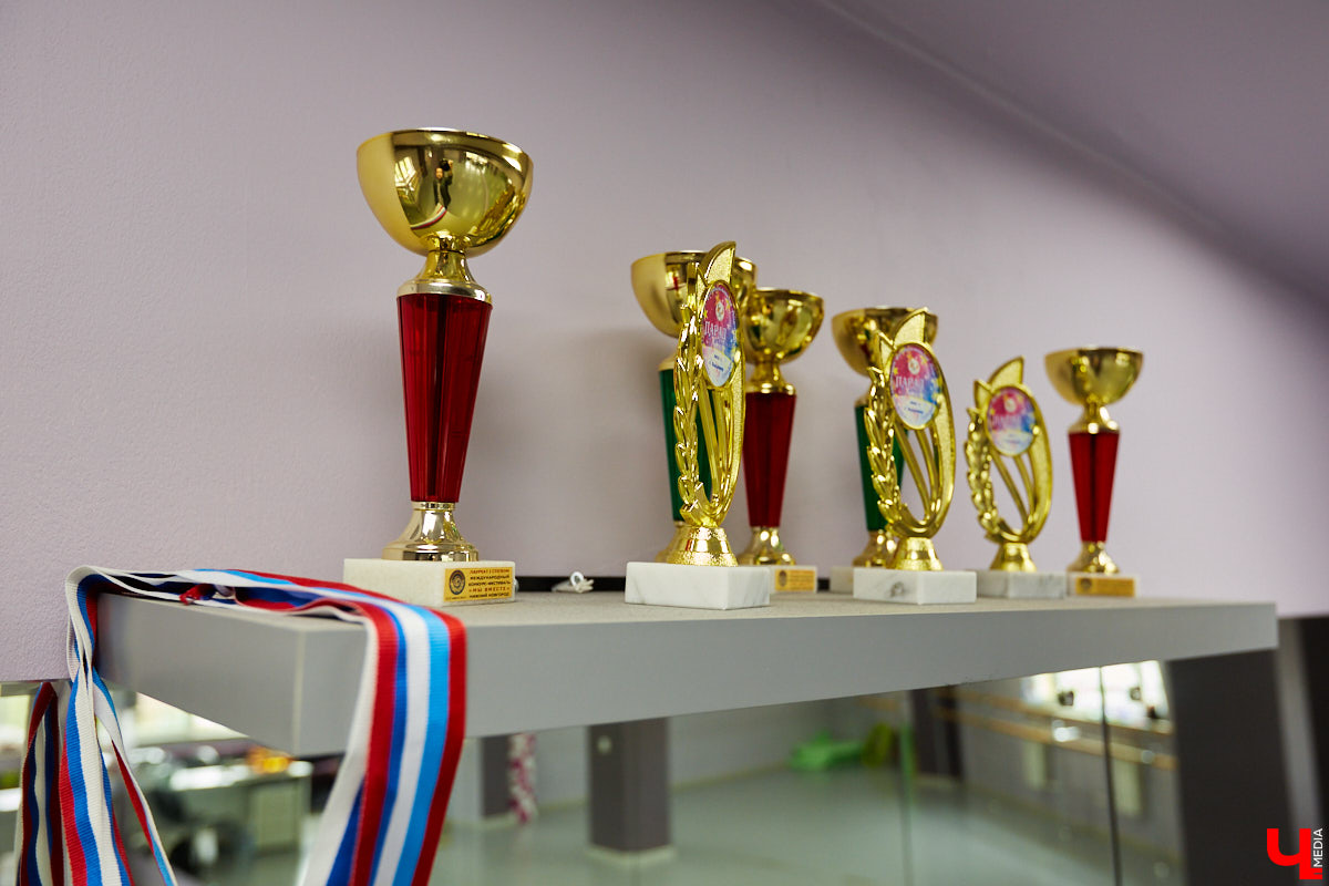 За год существования школы эстрадного танца «ВСПЛЕСК» более 60 учеников от 3 до 15 лет прошли освоение «классики» у станка, задвигались под ритмы популярной музыки, отметились на профессиональных конкурсах и устроили грандиозное отчетное шоу «Мир открытий». Почему эстрада нужна городу? Обсуждаем с руководителем проекта Варварой Катковой.