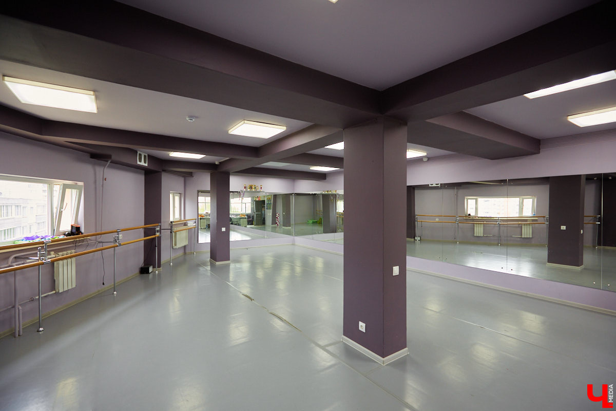 За год существования школы эстрадного танца «ВСПЛЕСК» более 60 учеников от 3 до 15 лет прошли освоение «классики» у станка, задвигались под ритмы популярной музыки, отметились на профессиональных конкурсах и устроили грандиозное отчетное шоу «Мир открытий». Почему эстрада нужна городу? Обсуждаем с руководителем проекта Варварой Катковой.