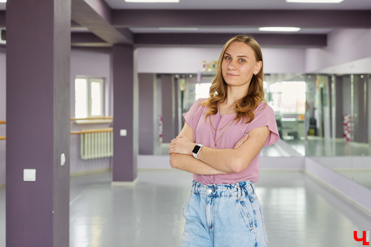 За год существования школы эстрадного танца «ВСПЛЕСК» более 60 учеников от 3 до 15 лет прошли освоение «классики» у станка, задвигались под ритмы популярной музыки, отметились на профессиональных конкурсах и устроили грандиозное отчетное шоу «Мир открытий». Почему эстрада нужна городу? Обсуждаем с руководителем проекта Варварой Катковой.