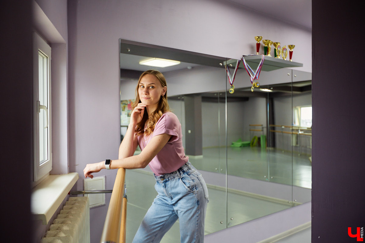 За год существования школы эстрадного танца «ВСПЛЕСК» более 60 учеников от 3 до 15 лет прошли освоение «классики» у станка, задвигались под ритмы популярной музыки, отметились на профессиональных конкурсах и устроили грандиозное отчетное шоу «Мир открытий». Почему эстрада нужна городу? Обсуждаем с руководителем проекта Варварой Катковой.