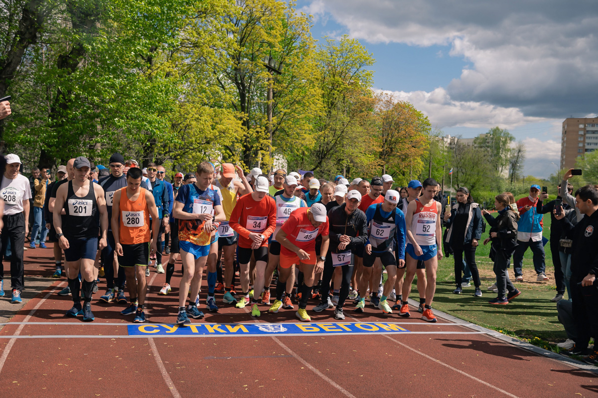 Спортсмен из Владимира преодолел 260 км на чемпионате России по суточному бегу. Сергей Сагитов бежал и днем, и ночью. Присесть на дистанции он смог всего три раза. Как результат – норматив мастера спорта международного класса.