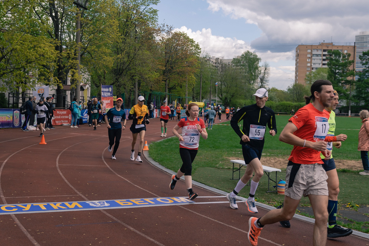 Спортсмен из Владимира преодолел 260 км на чемпионате России по суточному бегу. Сергей Сагитов бежал и днем, и ночью. Присесть на дистанции он смог всего три раза. Как результат – норматив мастера спорта международного класса.