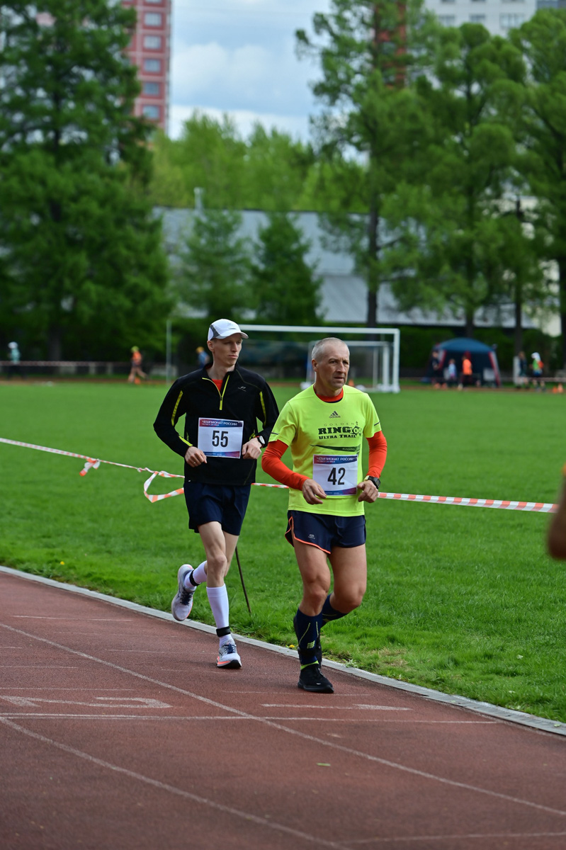 Спортсмен из Владимира преодолел 260 км на чемпионате России по суточному бегу. Сергей Сагитов бежал и днем, и ночью. Присесть на дистанции он смог всего три раза. Как результат – норматив мастера спорта международного класса.