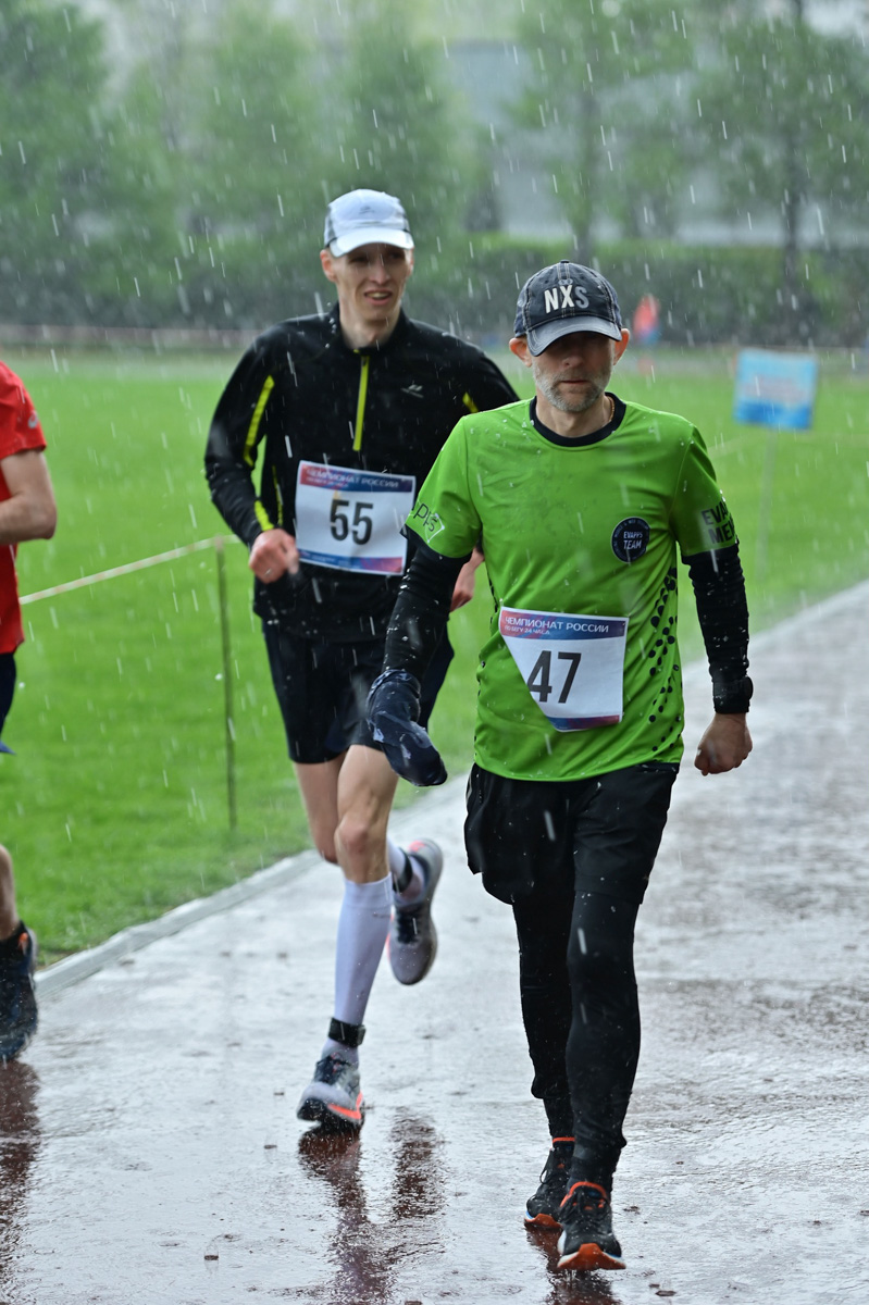 Спортсмен из Владимира преодолел 260 км на чемпионате России по суточному бегу. Сергей Сагитов бежал и днем, и ночью. Присесть на дистанции он смог всего три раза. Как результат – норматив мастера спорта международного класса.