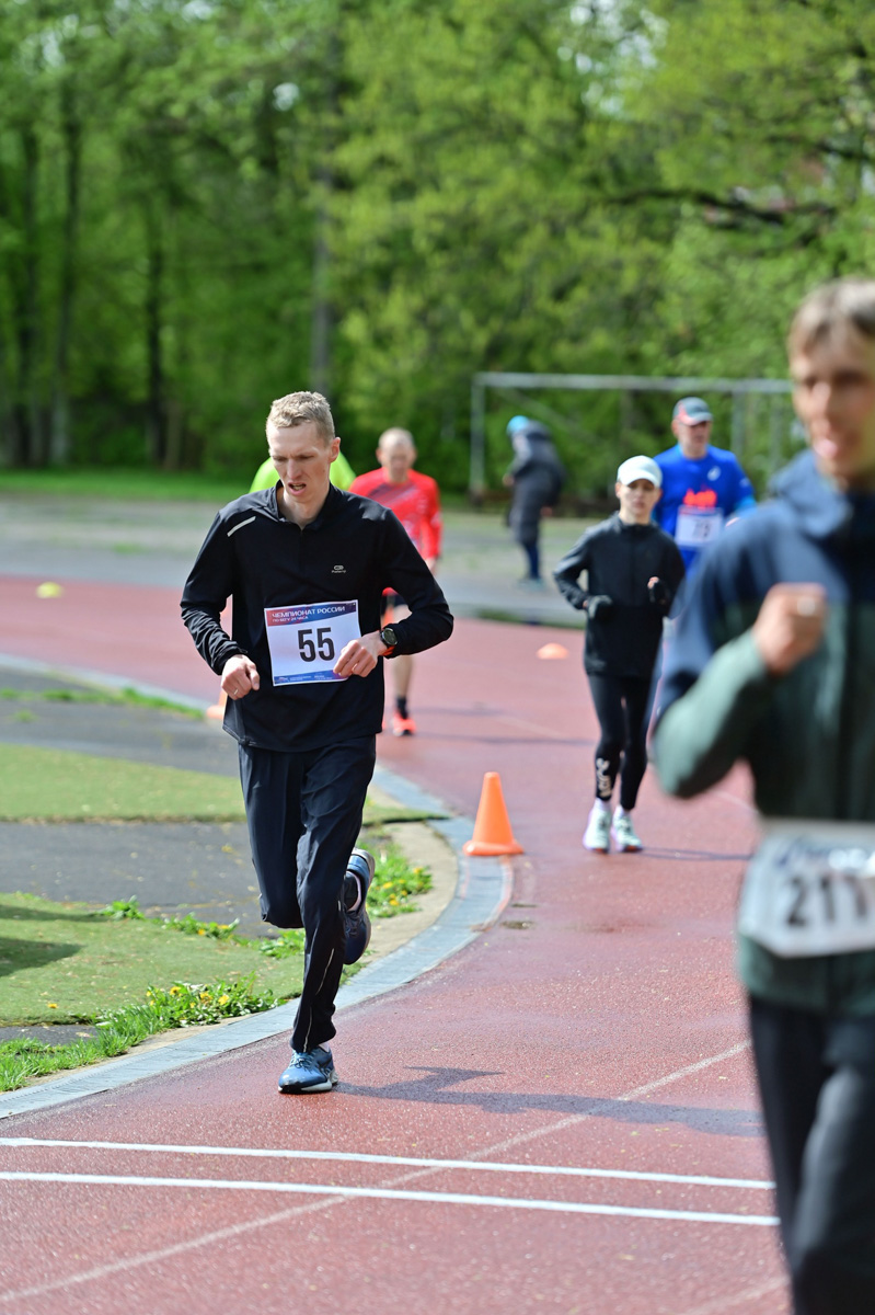 Спортсмен из Владимира преодолел 260 км на чемпионате России по суточному бегу. Сергей Сагитов бежал и днем, и ночью. Присесть на дистанции он смог всего три раза. Как результат – норматив мастера спорта международного класса.