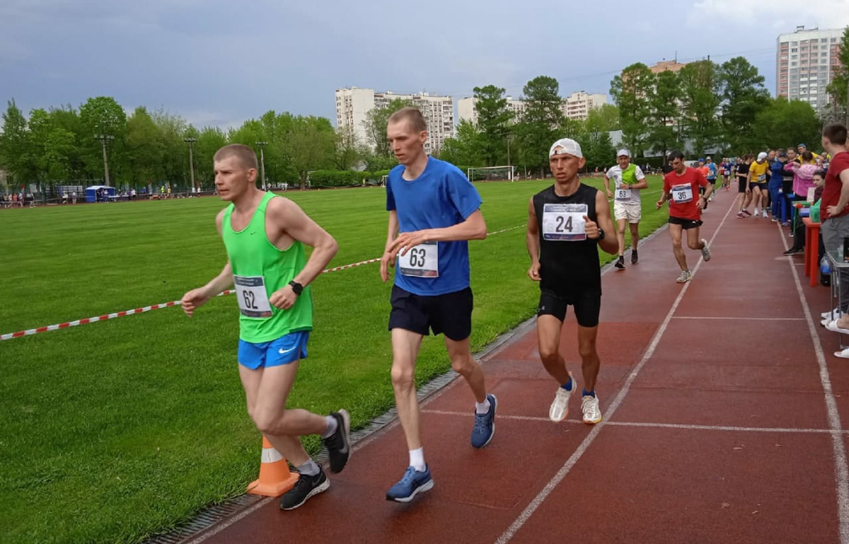 Спортсмен из Владимира преодолел 260 км на чемпионате России по суточному бегу. Сергей Сагитов бежал и днем, и ночью. Присесть на дистанции он смог всего три раза. Как результат – норматив мастера спорта международного класса.