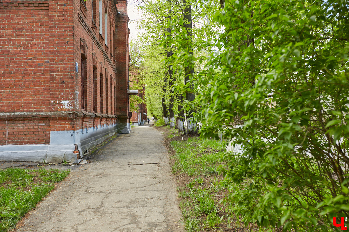 Куда податься уставшей душе в поисках покоя? Народный экскурсовод Татьяна Лысова рассказывает о своих любимых улочках, где можно легко расслабиться, отринуть суету будних дней и где открытия ждут буквально за каждым углом.