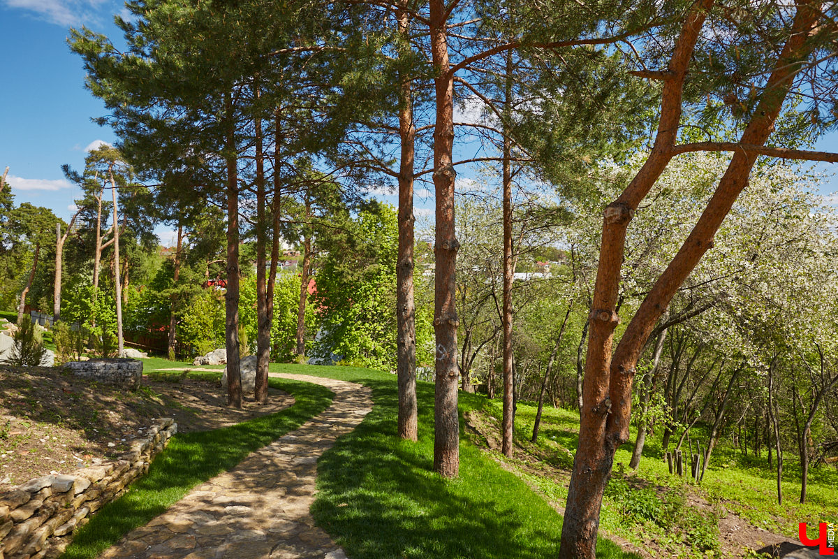 Куда податься уставшей душе в поисках покоя? Народный экскурсовод Татьяна Лысова рассказывает о своих любимых улочках, где можно легко расслабиться, отринуть суету будних дней и где открытия ждут буквально за каждым углом.