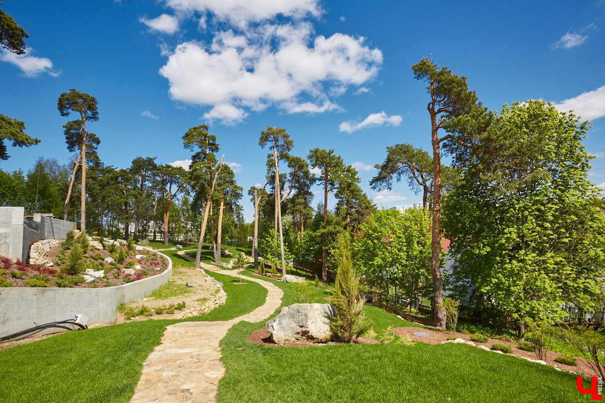 Куда податься уставшей душе в поисках покоя? Народный экскурсовод Татьяна Лысова рассказывает о своих любимых улочках, где можно легко расслабиться, отринуть суету будних дней и где открытия ждут буквально за каждым углом.
