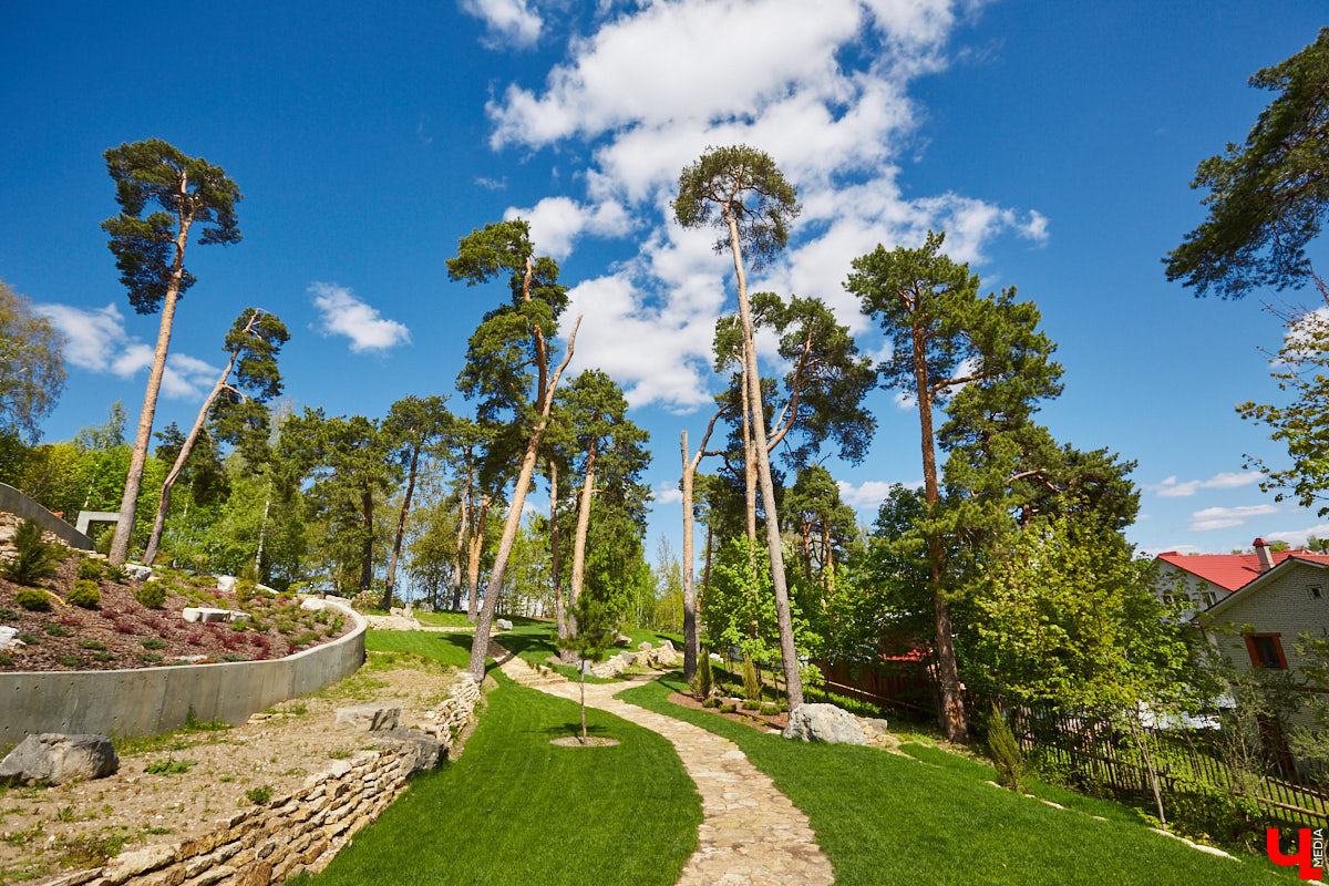 Куда податься уставшей душе в поисках покоя? Народный экскурсовод Татьяна Лысова рассказывает о своих любимых улочках, где можно легко расслабиться, отринуть суету будних дней и где открытия ждут буквально за каждым углом.