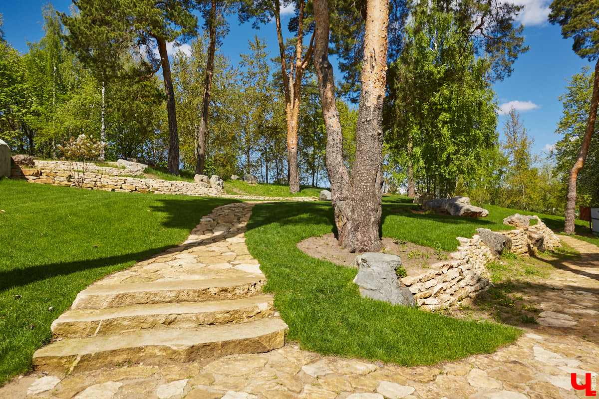 Куда податься уставшей душе в поисках покоя? Народный экскурсовод Татьяна Лысова рассказывает о своих любимых улочках, где можно легко расслабиться, отринуть суету будних дней и где открытия ждут буквально за каждым углом.