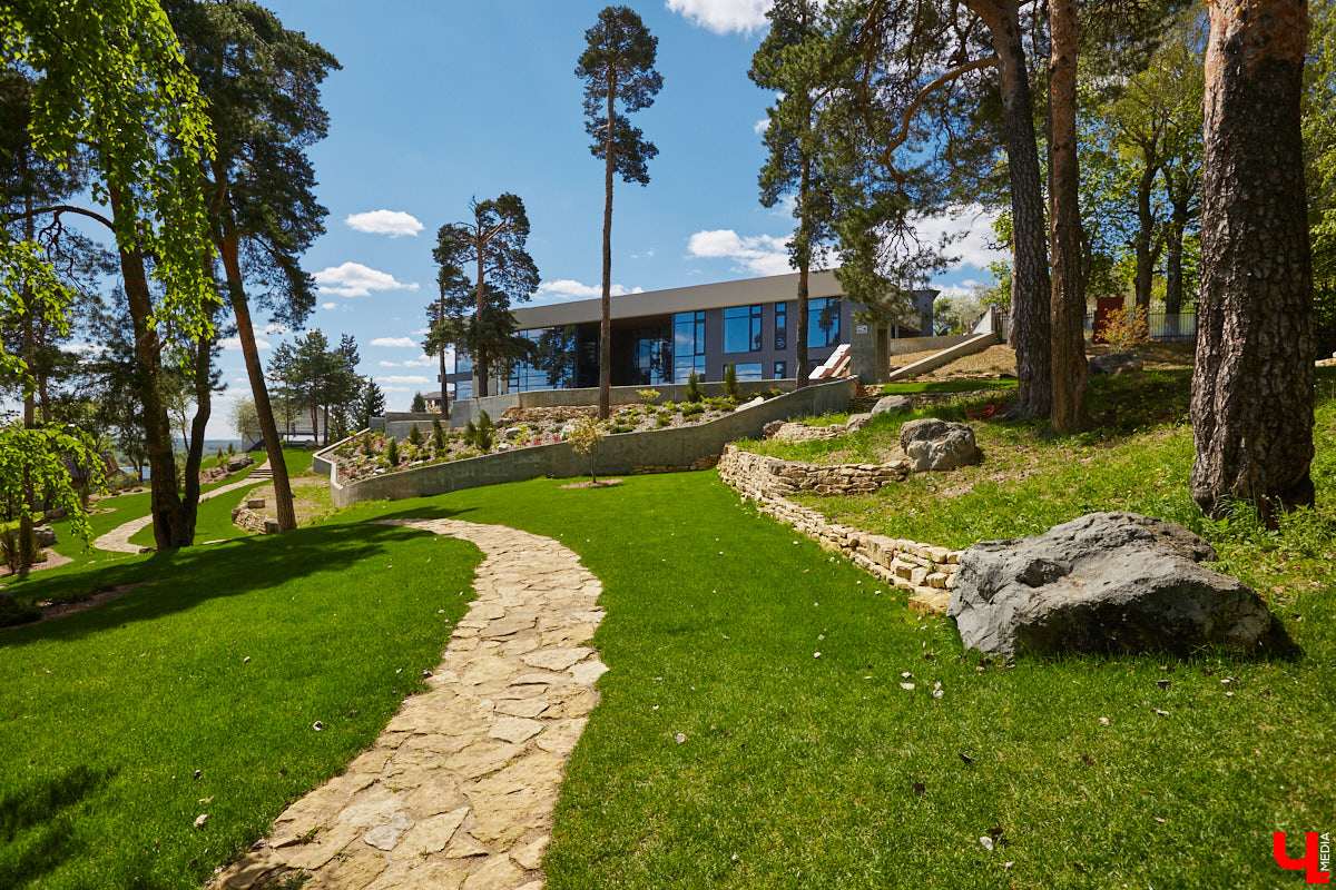 Куда податься уставшей душе в поисках покоя? Народный экскурсовод Татьяна Лысова рассказывает о своих любимых улочках, где можно легко расслабиться, отринуть суету будних дней и где открытия ждут буквально за каждым углом.