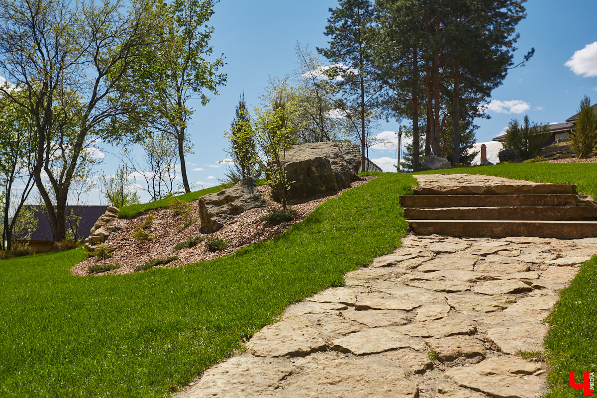 Куда податься уставшей душе в поисках покоя? Народный экскурсовод Татьяна Лысова рассказывает о своих любимых улочках, где можно легко расслабиться, отринуть суету будних дней и где открытия ждут буквально за каждым углом.