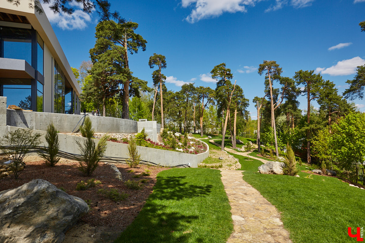 Куда податься уставшей душе в поисках покоя? Народный экскурсовод Татьяна Лысова рассказывает о своих любимых улочках, где можно легко расслабиться, отринуть суету будних дней и где открытия ждут буквально за каждым углом.