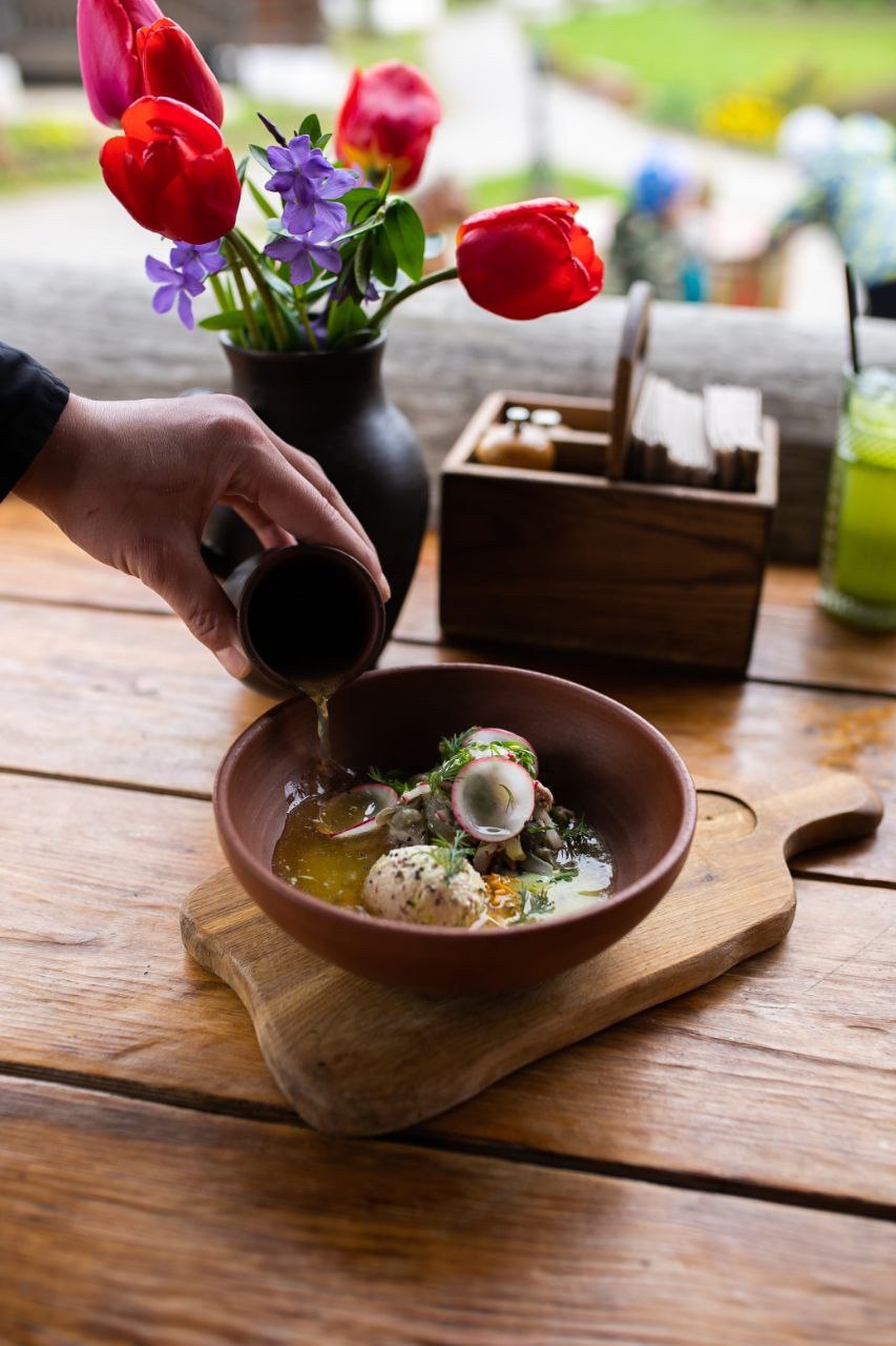 «Ключ-Медиа» объявляет битву окрошек-2022. На кулинарный ринг выходят супы от Константина Ивлева, шеф-повара суздальского ресторана Дениса Королькова и участницы «Адской кухни-4» Светланы Балыкиной. Голосуем и делимся своими рецептами в комментариях!