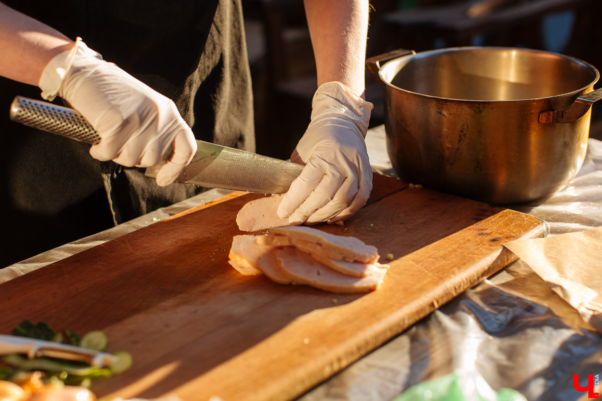 «Ключ-Медиа» объявляет битву окрошек-2022. На кулинарный ринг выходят супы от Константина Ивлева, шеф-повара суздальского ресторана Дениса Королькова и участницы «Адской кухни-4» Светланы Балыкиной. Голосуем и делимся своими рецептами в комментариях!