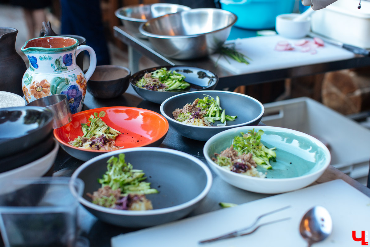 «Ключ-Медиа» объявляет битву окрошек-2022. На кулинарный ринг выходят супы от Константина Ивлева, шеф-повара суздальского ресторана Дениса Королькова и участницы «Адской кухни-4» Светланы Балыкиной. Голосуем и делимся своими рецептами в комментариях!